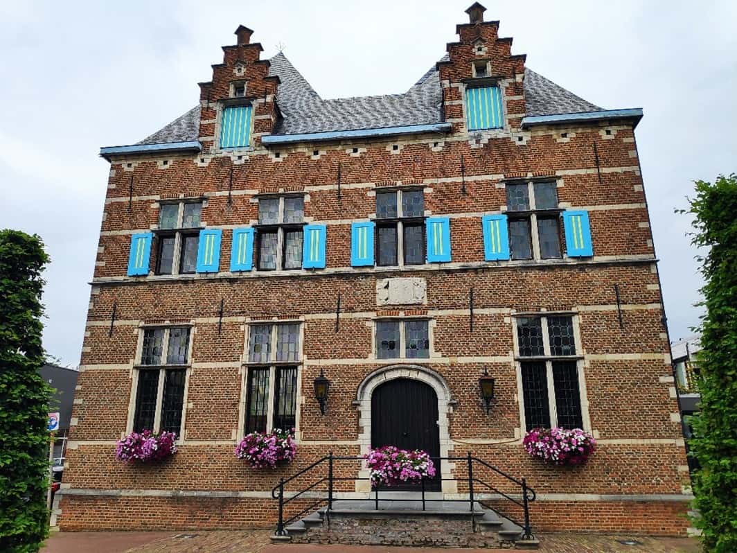 Aartselaar Gemeentehuis archivolt